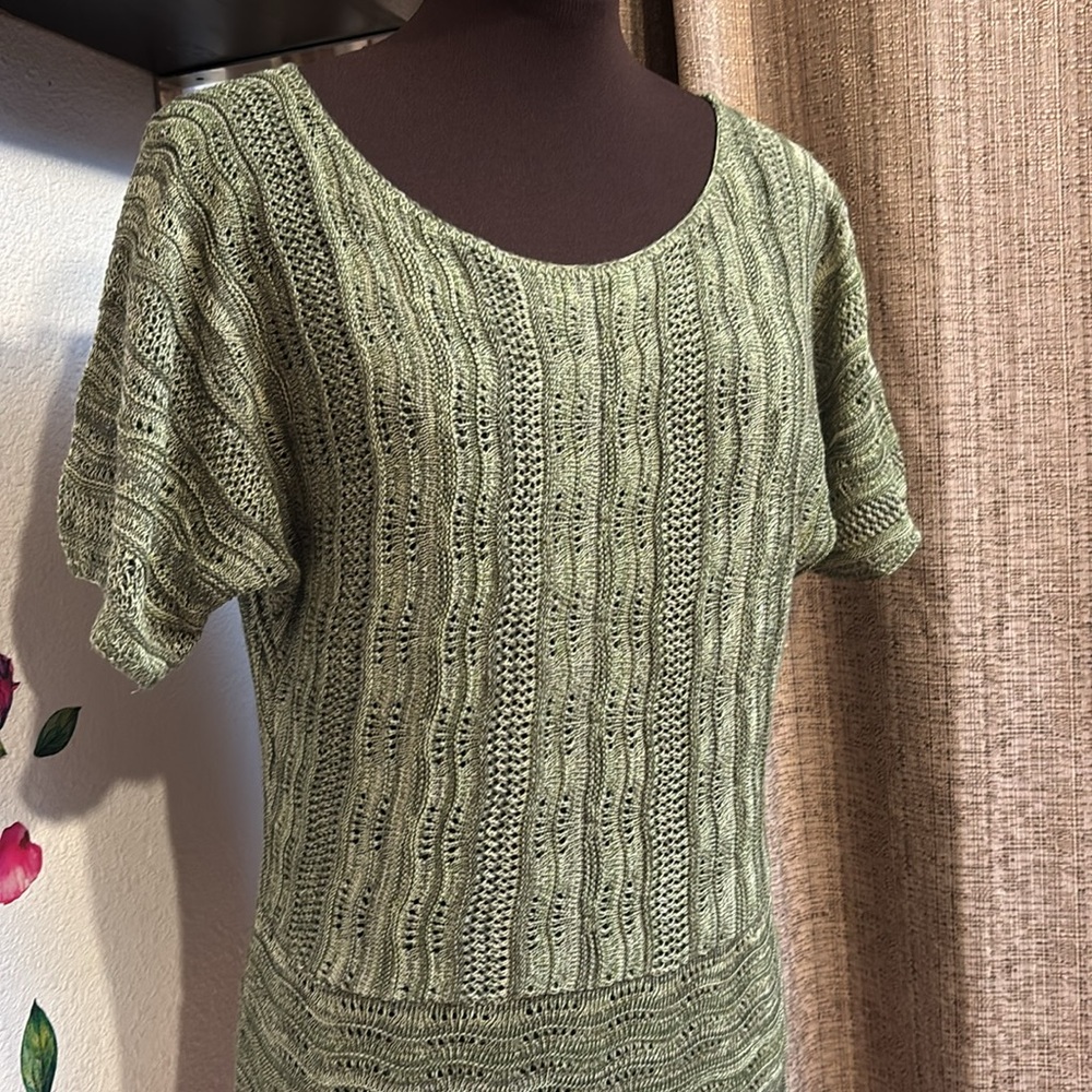 212 New York elegant olive green short dolman sleeve knit top. Size M.